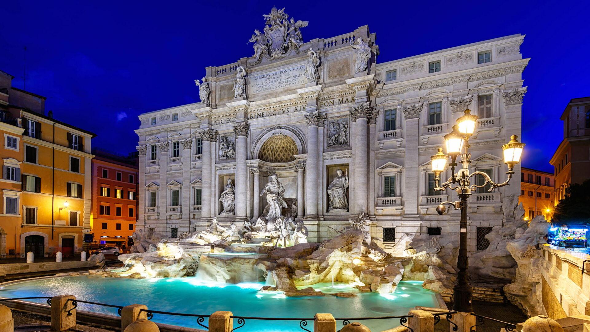 La bellissima Fontana di Trevi a Roma è l’attrazione turistica più popolare d’Europa!
