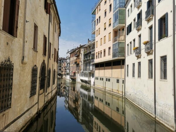 Sui passi di Sant’Antonio o lungo le vie d’acqua a Padova, nella “città dei tre senza”