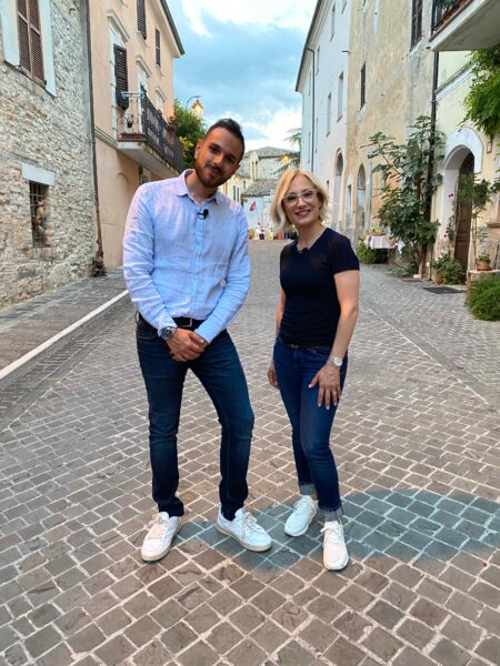 Il Grand Tour delle Marche con Frasassi Experience protagonista della serie tv “Una gita fuoriporta” su Sky, DT e live streaming