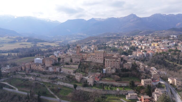 Sarnano in prima visione: il fascino dei Monti Azzurri tra cascate, trekking e sci in arrivo il 18 febbraio