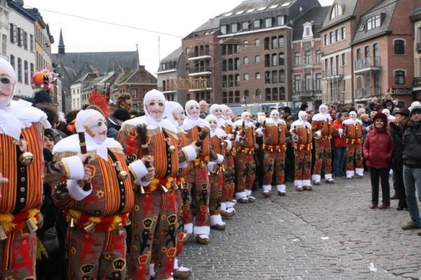 In Belgio, il carnevale di Binche è Patrimonio Mondiale dell’UNESCO: tradizione e folklore unici