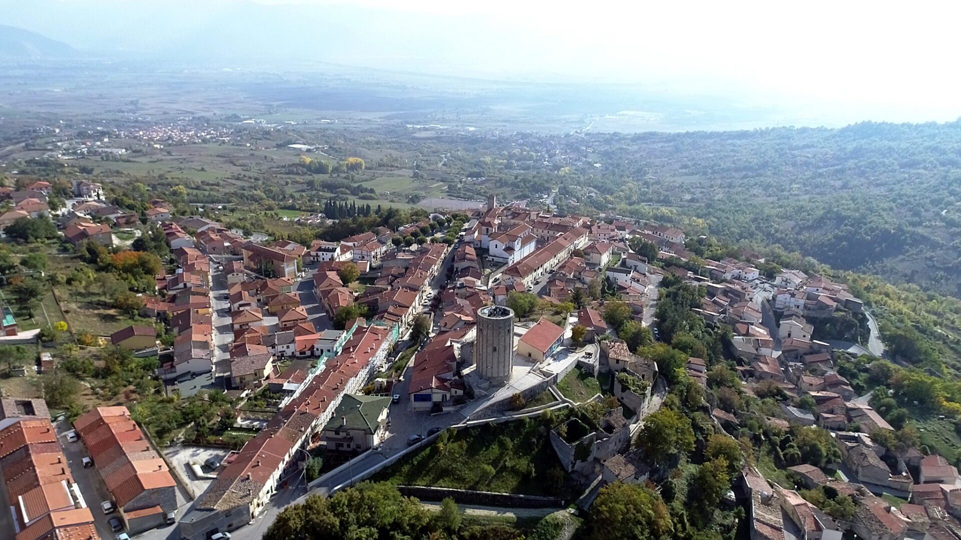 In provincia dell’Aquila c’è Aielli, il borgo dei murales più colorato d’Italia!