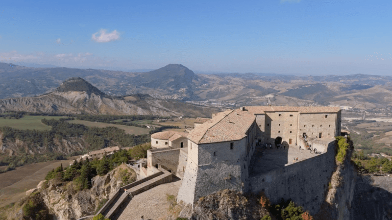 San Leo di Rimini, un’epica avventura nella capitale del Montefeltro fra storia, sapori e sport su Sky il 7 novembre