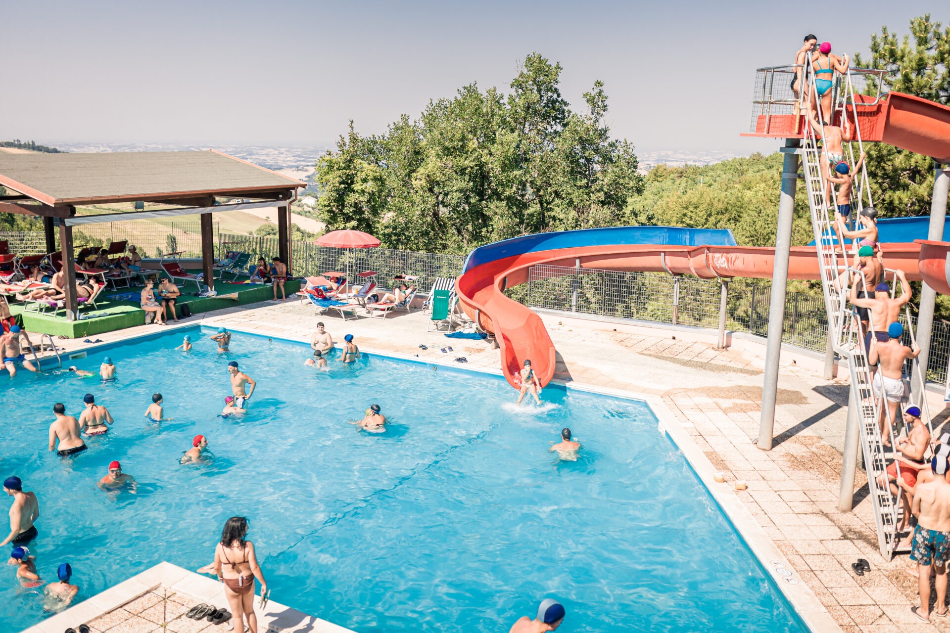 Ferragosto nelle Marche: all’Eldorado di Apiro tra scivoli, Mini Olimpiadi e folklore