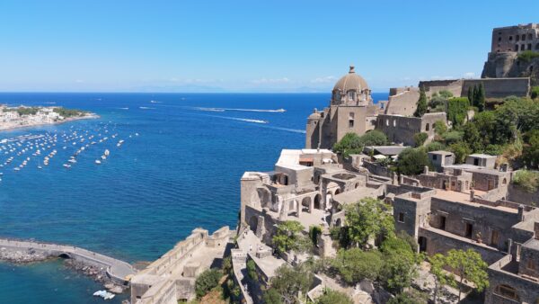 Ischia si racconta tra storia, sapori e tradizioni: in prima visione le meraviglie dell’isola verde il 12 agosto