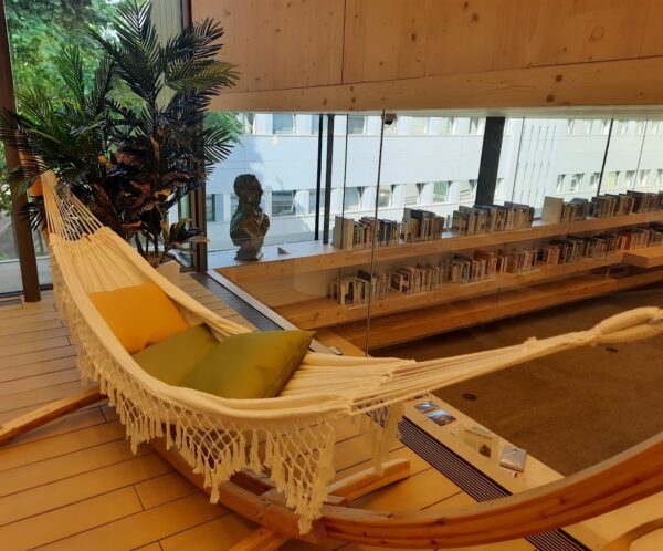 Si trova a Barcellona, non la conoscono in tanti, ma è la biblioteca più bella al mondo