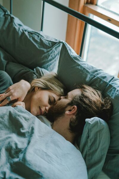 Una “pratica” che fa bene (anche) alla salute: il 6 luglio è la Giornata Internazionale del Bacio