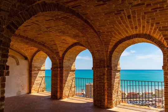 Il borgo marchigiano sul 43° parallelo è il ‘luogo per sognare’ di essere in mille città!