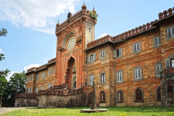 L’Italia custodisce in Toscana un incantevole castello “da Mille e una notte”!