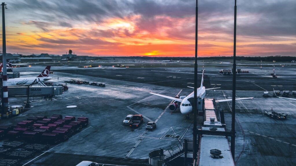 Prenotare un volo: giorni e orari migliori per trovare quelli più economici!