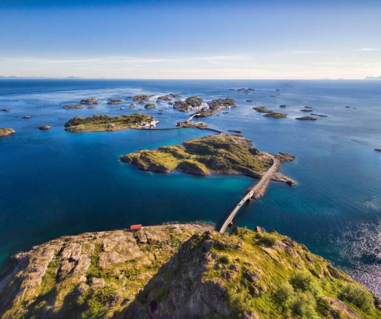 Dormire in un faro nelle isole Lofoten: viaggio ai confini della Norvegia tra natura selvaggia e luci del nord