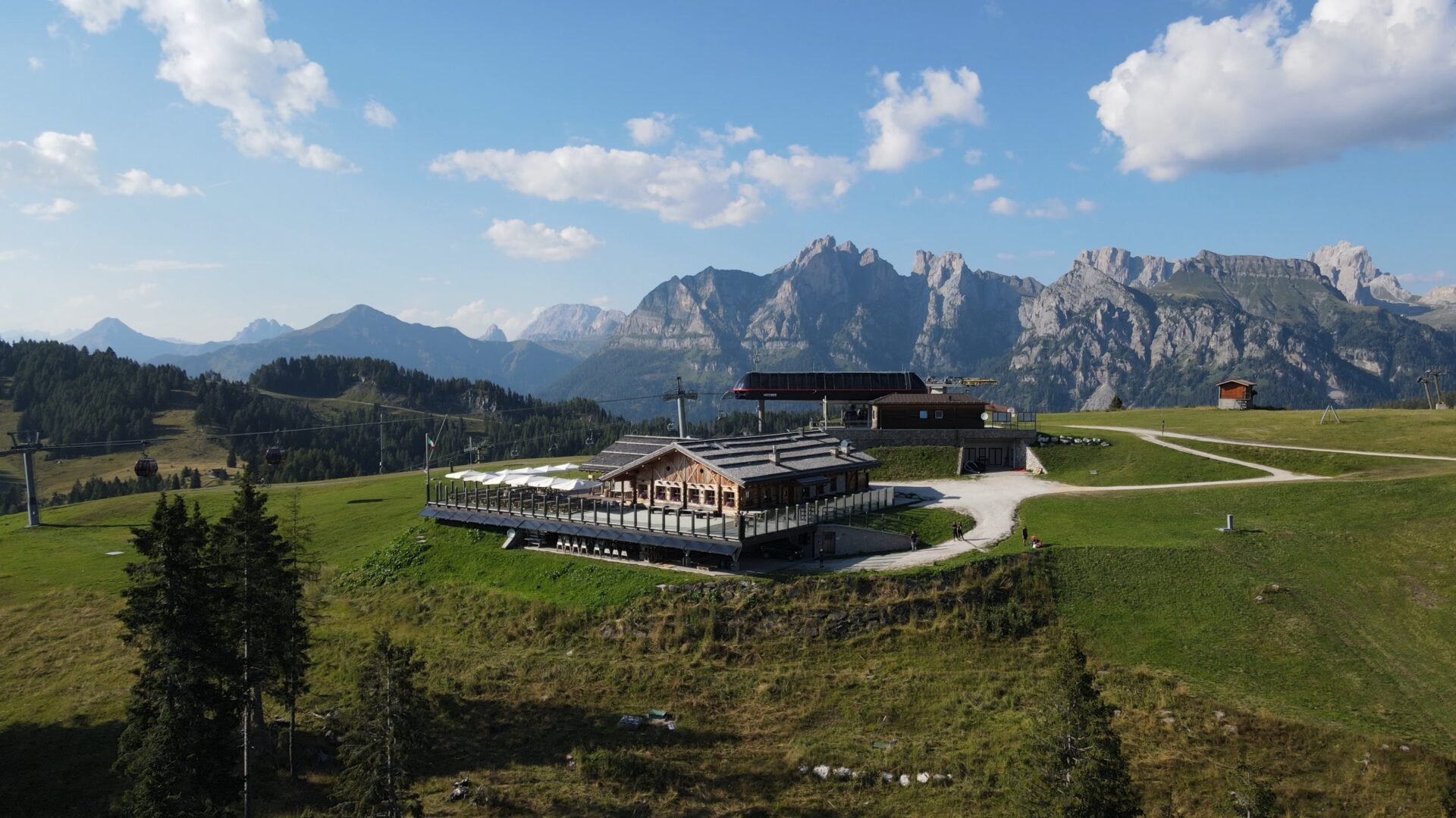 Un bike tour fra le meraviglie naturalistiche del ‘Civetta’: in prima visione su Sky, martedì 7 maggio, le Dolomiti Bellunesi
