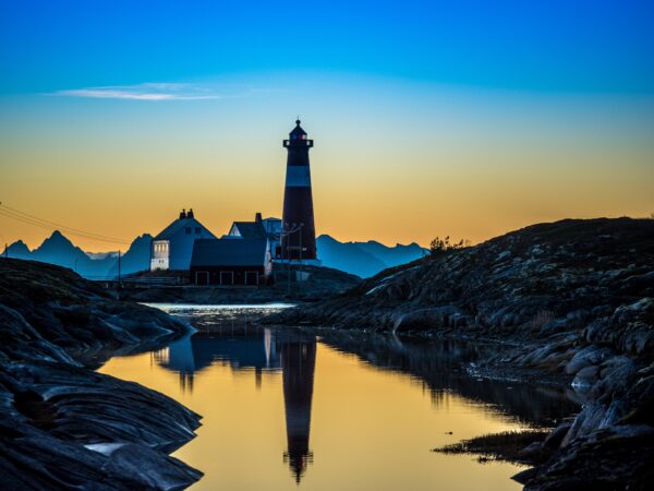Dormire in un faro nelle isole Lofoten: viaggio ai confini della Norvegia tra natura selvaggia e luci del nord