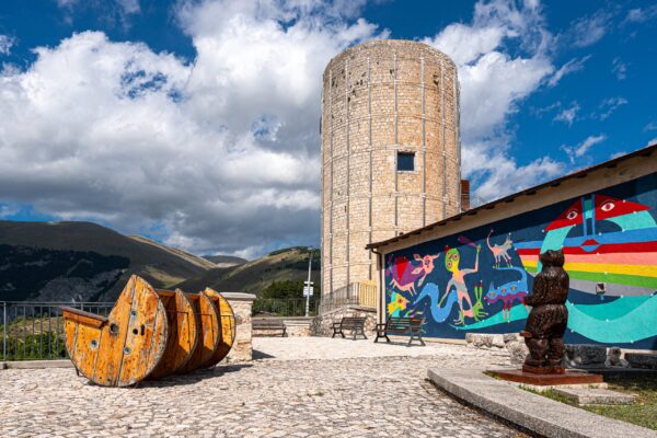 In provincia dell’Aquila c’è Aielli, il borgo dei murales più colorato d’Italia!