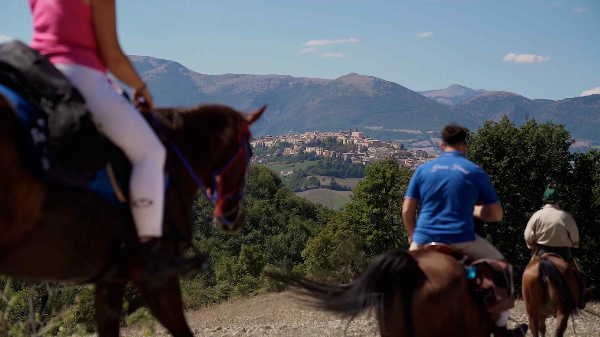 Il Grand Tour delle Marche con Frasassi Experience protagonista della serie tv “Una gita fuoriporta” su Sky, DT e live streaming