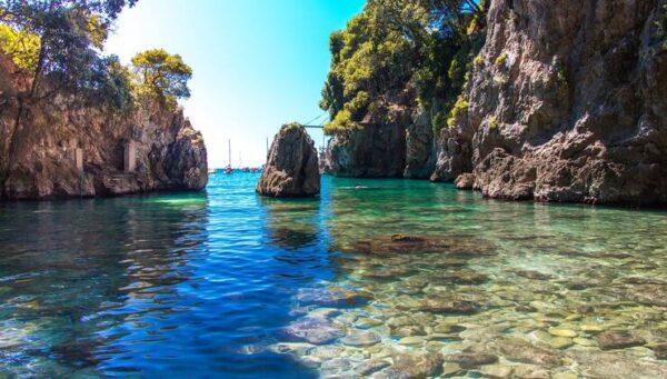 Sembra di essere in Thailandia… invece è una spiaggia segreta della Liguria!