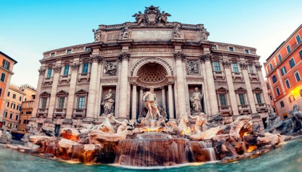 La bellissima Fontana di Trevi a Roma è l’attrazione turistica più popolare d’Europa!