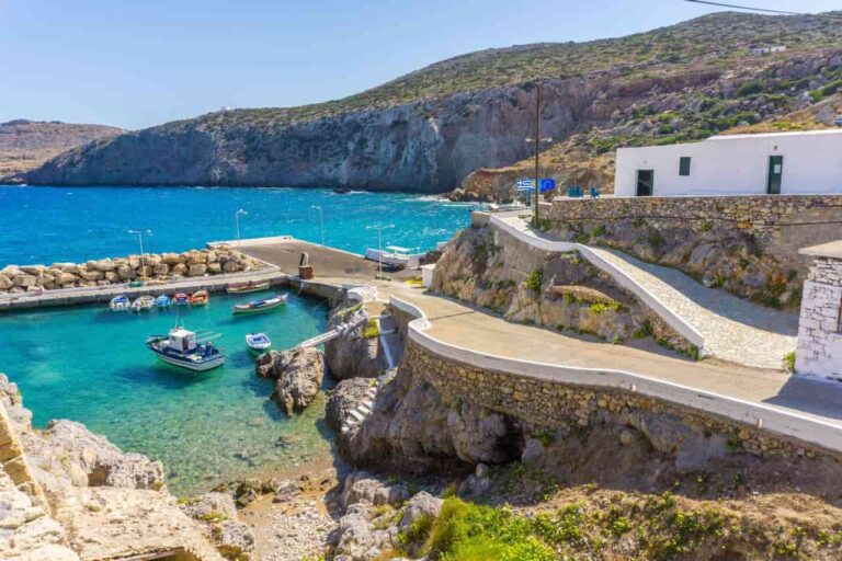 In Grecia c’è un’isola che vi pagherà 23 mila euro se vi trasferirete a vivere lì!