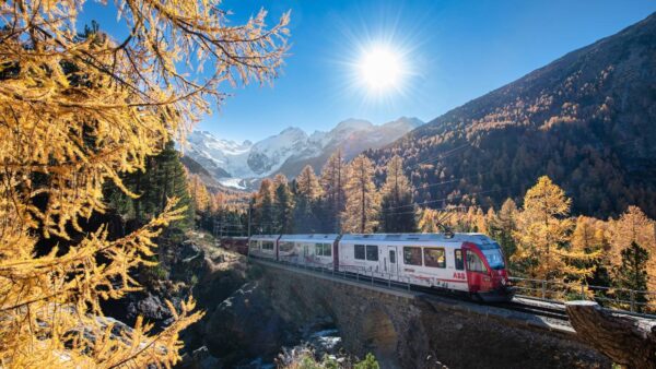 Engadina, il volto dorato dell’autunno svizzero per ammirare un foliage indimenticabile
