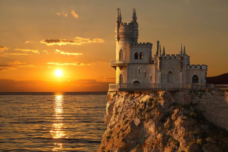 In Crimea, su una scogliera, si erge imponente il Castello del nido di rondine!