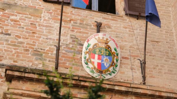 Sarnano in prima visione: il fascino dei Monti Azzurri tra cascate, trekking e sci in arrivo il 18 febbraio