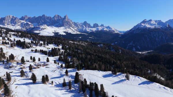 Un ‘salto’ nel cuore della Val di Fiemme: Predazzo in prima visione su Sky il 4 febbraio
