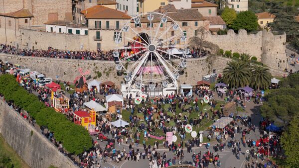 Prima giornata da record, ora si attendono le sfilate del 28 e 30 aprile a Castiglione del Lago per la “Festa del Tulipano”