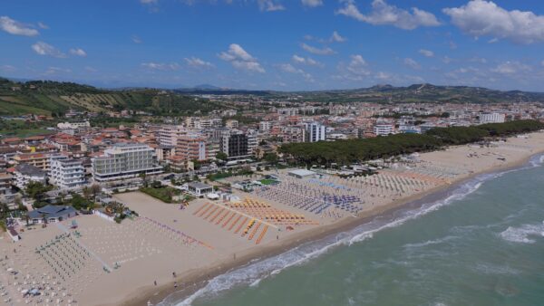 Alla scoperta della Riviera del Gigante: l’Abruzzo protagonista in prima visione con Silvi e Alba Adriatica, dove l’Adriatico racconta