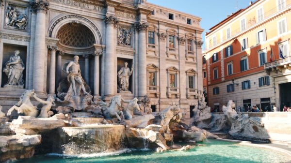 La bellissima Fontana di Trevi a Roma è l’attrazione turistica più popolare d’Europa!