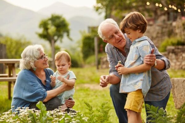 Oggi, 2 ottobre, si celebra in Italia la “Festa dei Nonni”, angeli custodi dei bambini