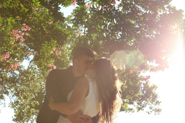 Una “pratica” che fa bene (anche) alla salute: il 6 luglio è la Giornata Internazionale del Bacio
