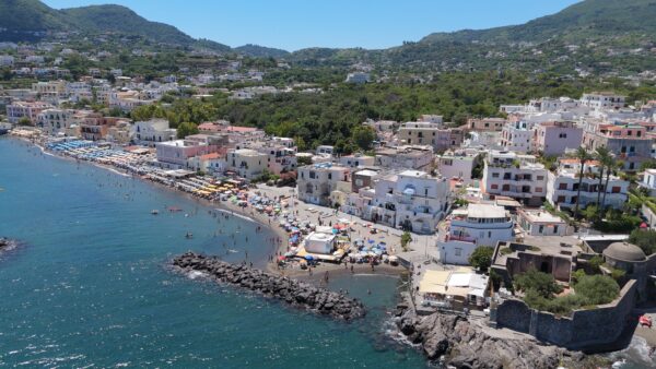 Ischia si racconta tra storia, sapori e tradizioni: in prima visione le meraviglie dell’isola verde il 12 agosto