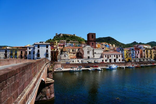 Bosa: il borgo colorato della Sardegna da scoprire in autunno