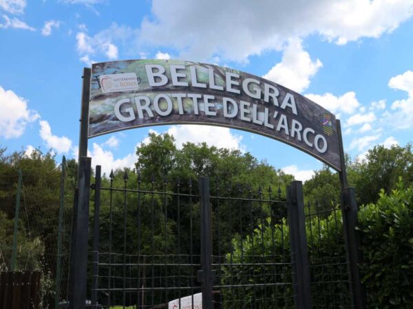 Alle porte di Roma c’è una grotta con pitture rupestri e sculture naturali