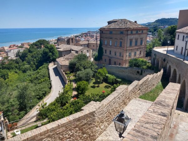 Il borgo marchigiano sul 43° parallelo è il ‘luogo per sognare’ di essere in mille città!