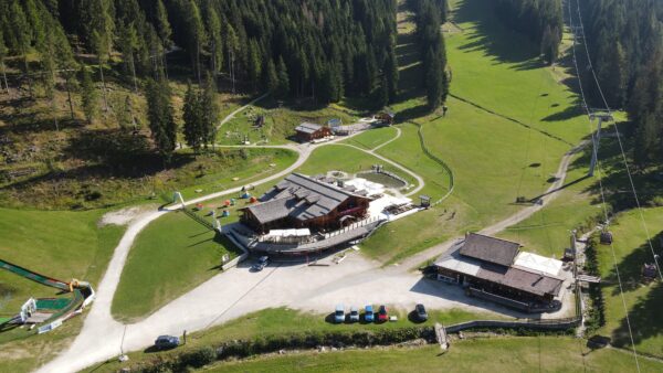 Un bike tour fra le meraviglie naturalistiche del ‘Civetta’: in prima visione su Sky, martedì 7 maggio, le Dolomiti Bellunesi