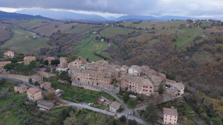 Nelle Marche, il borgo di Ripe San Ginesio diventa la capitale dei presepi artistici fino al 12 gennaio