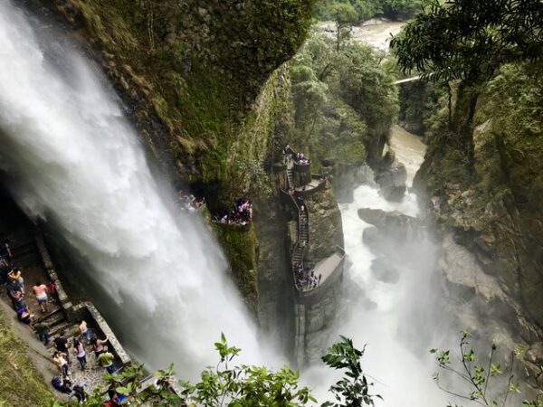 La cascata più adrenalinica al mondo è la Pailón del Diablo, in Ecuador