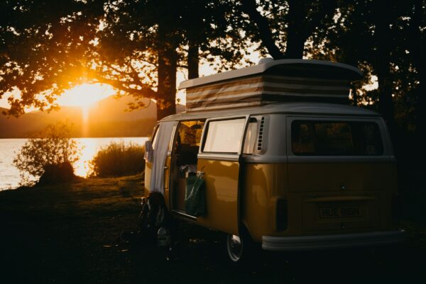 La tendenza dell’estate 2024 è la vacanza en plein air, perfetta per chi ama andare in camper