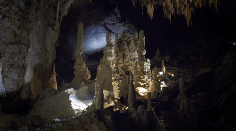 Genga, il cuore delle meraviglie marchigiane, rivela i suoi segreti fra grotte, templi e storie millenarie