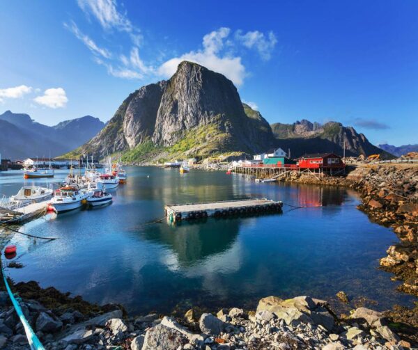Dormire in un faro nelle isole Lofoten: viaggio ai confini della Norvegia tra natura selvaggia e luci del nord