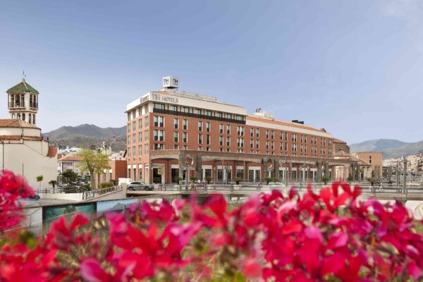 Vicino alle principali attrazioni cittadine, scopriamo l’eleganza dell’hotel NH Málaga