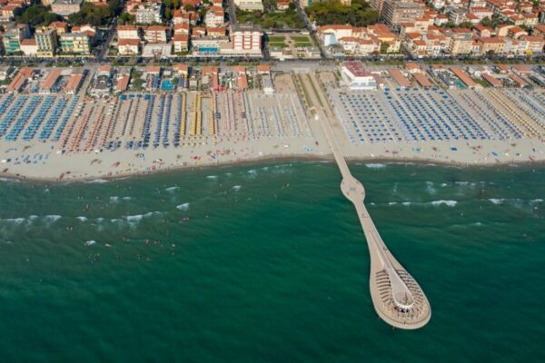 In sella alla propria bici lungo la Versilia alla scoperta di spiagge e centri storici