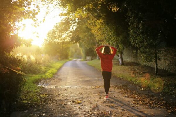 “Silent walking”: la camminata silenziosa fa bene al corpo e alla mente