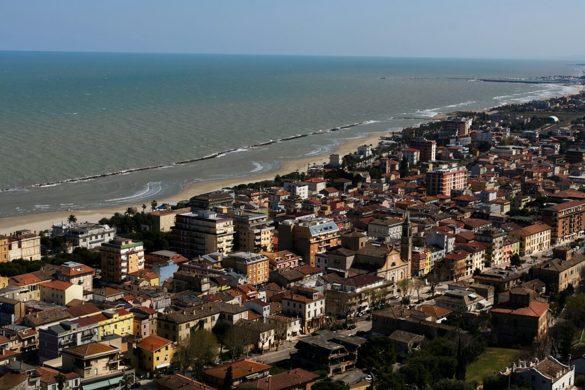 Il borgo marchigiano sul 43° parallelo è il ‘luogo per sognare’ di essere in mille città!