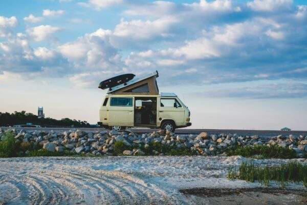 La tendenza dell’estate 2024 è la vacanza en plein air, perfetta per chi ama andare in camper