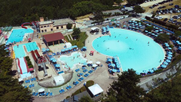 Ferragosto nelle Marche: all’Eldorado di Apiro tra scivoli, Mini Olimpiadi e folklore