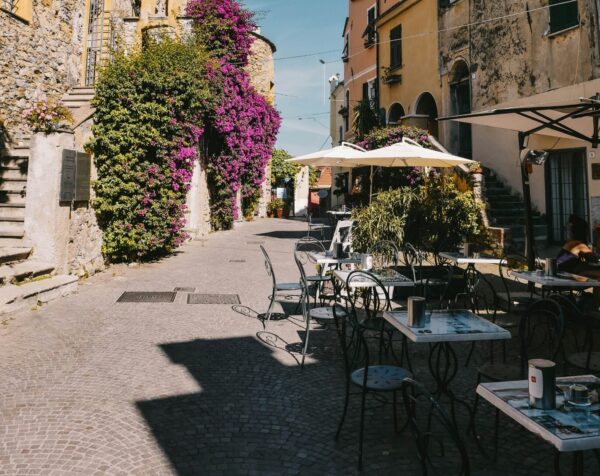 Cervo, il borgo incantato della riviera ligure: un balcone sul mare con l’anima medievale