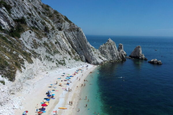 La Spiaggia delle Due Sorelle è la più bella di tutta la Riviera del Conero marchigiana