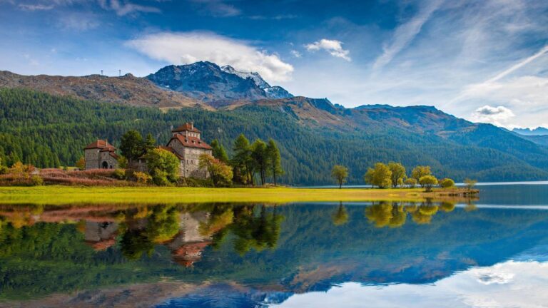 Engadina, il volto dorato dell’autunno svizzero per ammirare un foliage indimenticabile